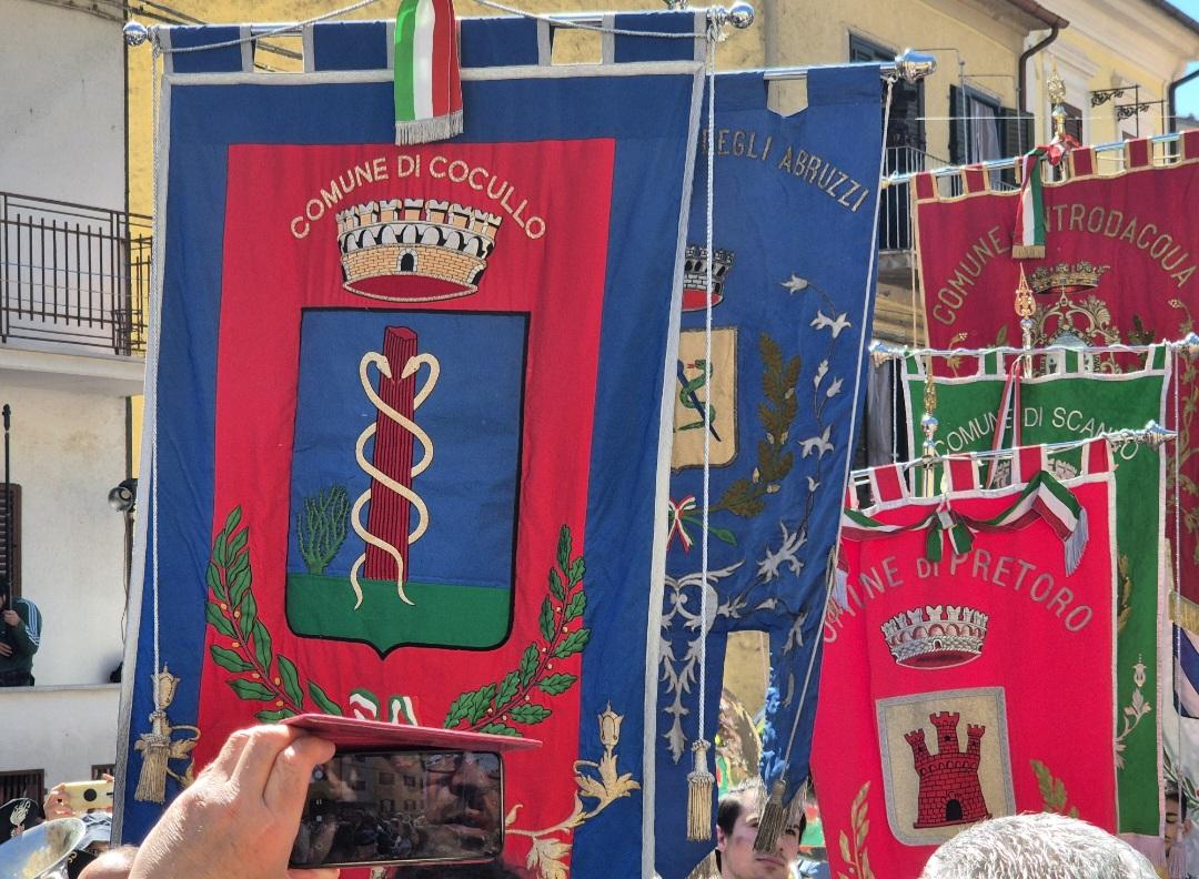 https://www.terredichieti.net/archivi/immagini/2025/P/pretoro-a-Cocullo-per-San-Domenico-(2).jpg
