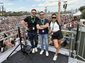Al-centro-Pasquale-Elia-editor-di-Radio-Teate-On-Air,-a-destra-Martina-Vecchio-e-a-sinistra-Gianmarco-Garofalo.jpeg