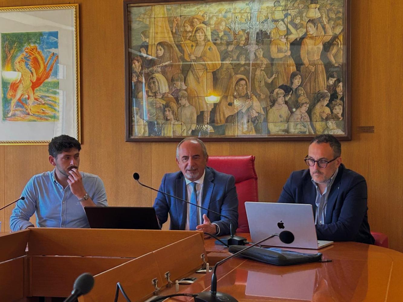 https://www.terredichieti.net/archivi/immagini/2026/F/Foto---Conferenza-stampa-22.05.2026---(da-sx-Basher-Amuri,-Rettore-Stuppia,-Marco-Costantini).jpg
