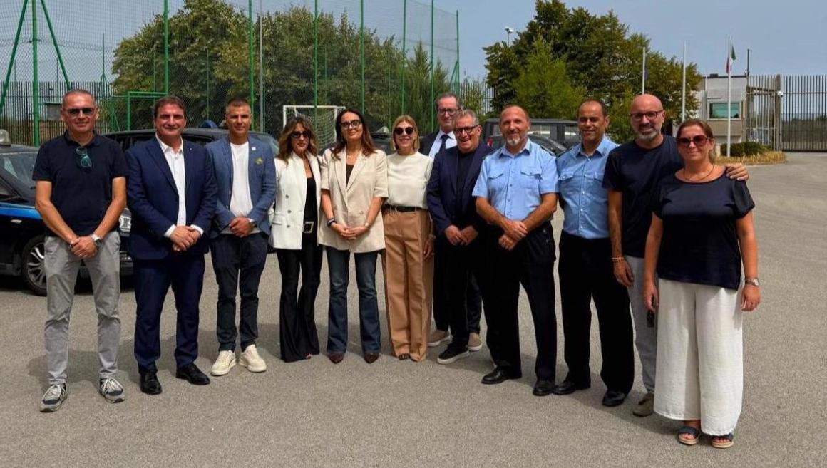 https://www.terredichieti.net/archivi/immagini/2026/L/la-delegazione-in-visita-al-carcere-di-lanciano-e-guardie-e-dirazione-carcere.jpg