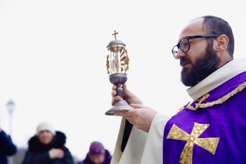 Padre-Gentili-con-lAmpolla.jpeg