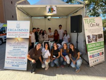 Stand-Erga-Omnes-e-Radio-Teate-On-Air-alla-Notte-dei-Ricercatori-a-Chieti.JPG